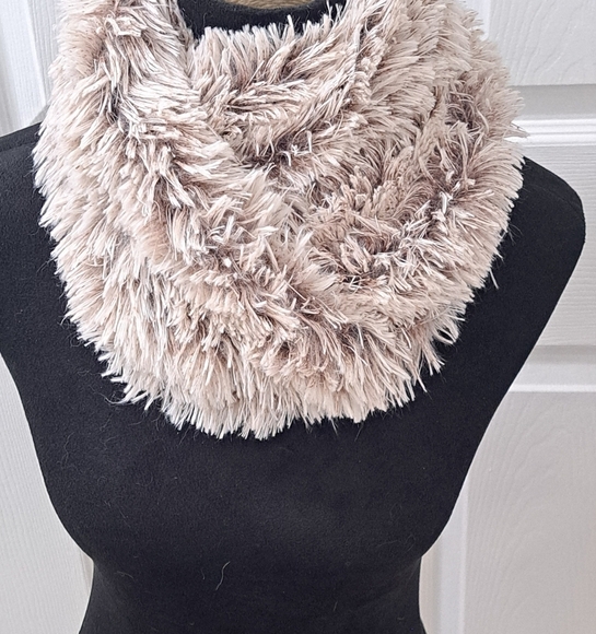 NWT Spunky Soul Grey & White Infinity Scarf - Picture 1 of 8